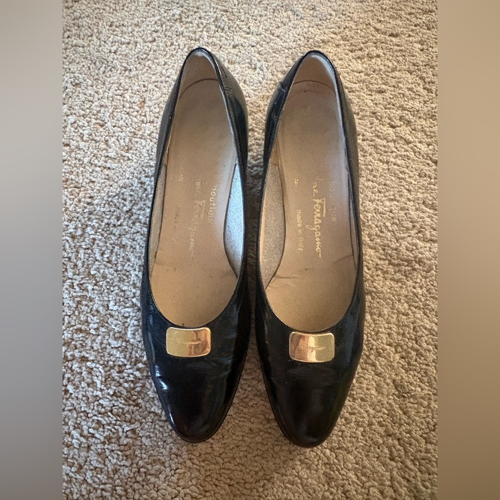 Salvatore Ferragamo Black Patent Leather Pumps with Gold Accent size 6.5 AAS